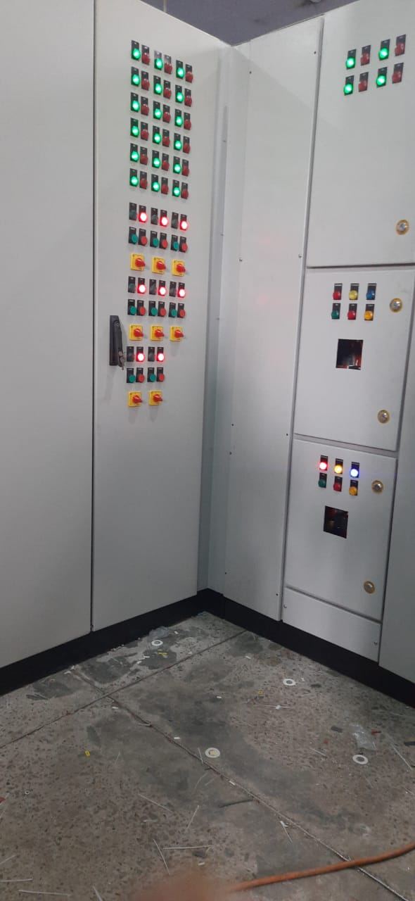 Corner arrangement of control panels with indicator lamps