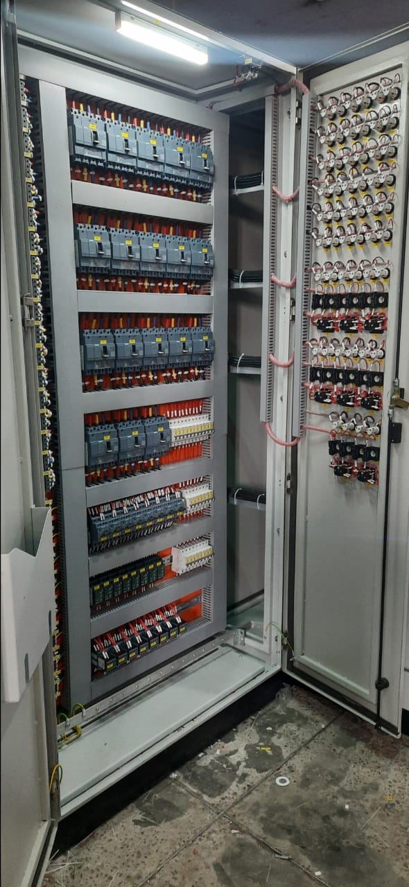 Distribution panel with rows of moulded case circuit breakers