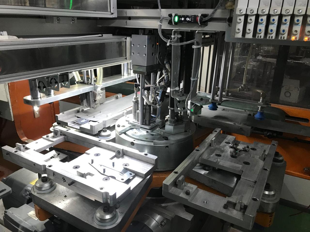 Inside an SC Innovators fully automatic ceiling fan blade riveting machine: rotary indexer, blade fixtures and riveting press